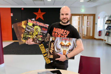 Matthieu Zwiller, président de l’association Headbang, avec les vinyles du Pôle média-culture.