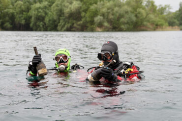 Remontée de bouteilles de crémant par des plongeurs