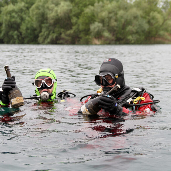Remontée de bouteilles de crémant par des plongeurs